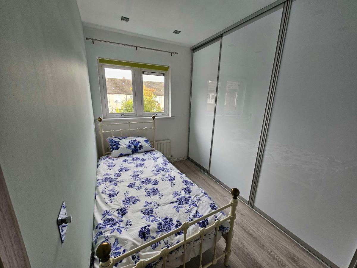 Modern Urban Haven: Stylish Getaway Apartment ลิสเบิร์น ภายนอก รูปภาพ