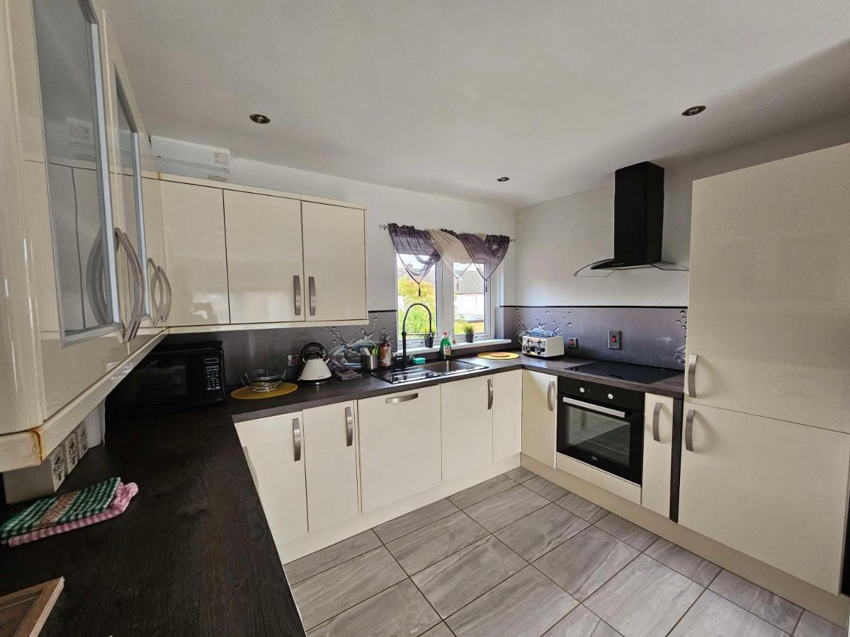 Modern Urban Haven: Stylish Getaway Apartment ลิสเบิร์น ภายนอก รูปภาพ