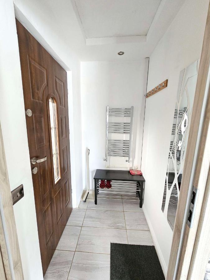 Modern Urban Haven: Stylish Getaway Apartment ลิสเบิร์น ภายนอก รูปภาพ