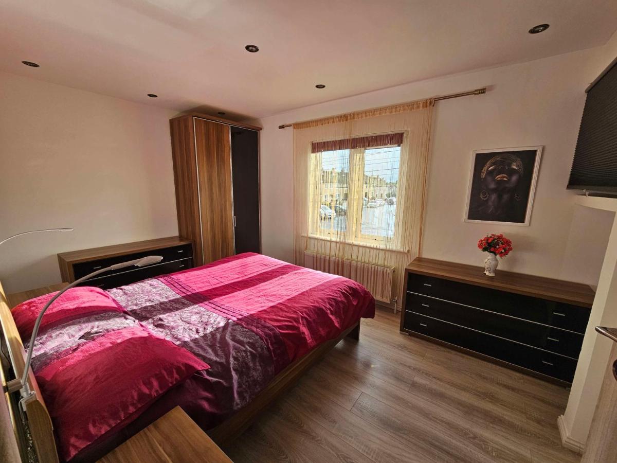 Modern Urban Haven: Stylish Getaway Apartment ลิสเบิร์น ภายนอก รูปภาพ