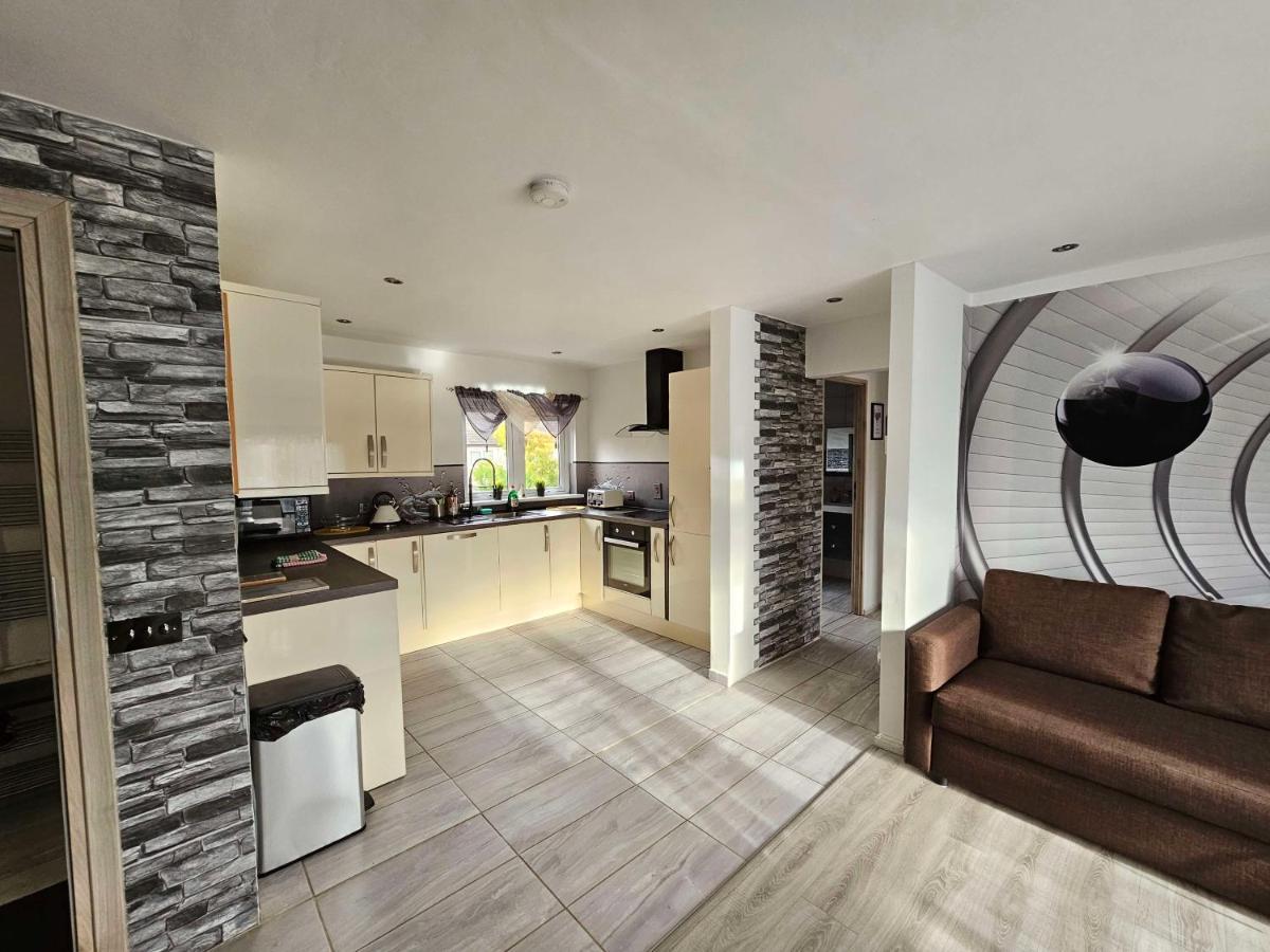 Modern Urban Haven: Stylish Getaway Apartment ลิสเบิร์น ภายนอก รูปภาพ