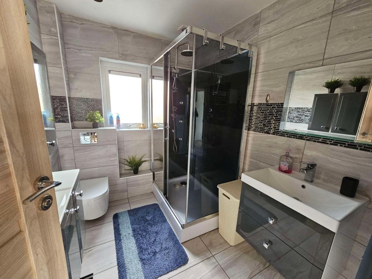 Modern Urban Haven: Stylish Getaway Apartment ลิสเบิร์น ภายนอก รูปภาพ