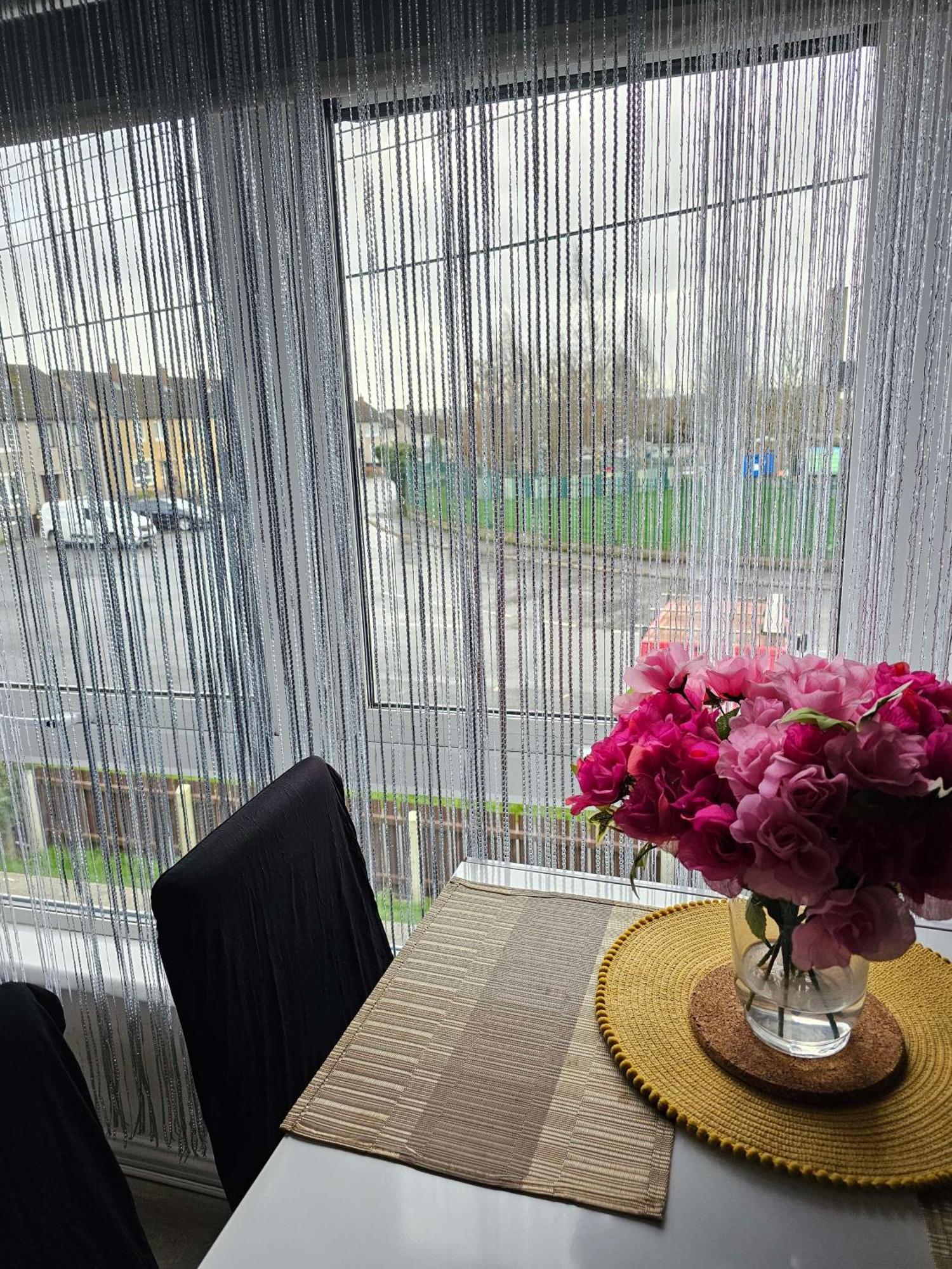 Modern Urban Haven: Stylish Getaway Apartment ลิสเบิร์น ภายนอก รูปภาพ